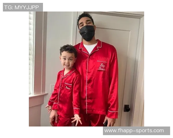 亲子装亮相塔图姆分享圣诞节与萌娃Duece的温馨时刻